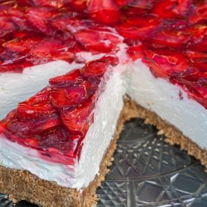 sernik na zimno z truskawkami