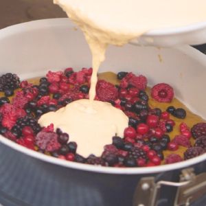 zalewanie owoców ciastem