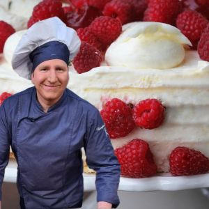 tort z malinami i kremem Rączka Gotuje