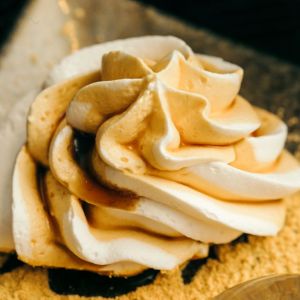 karmelowa bita śmietana