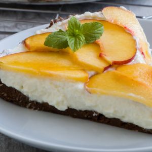 Sernik z brzoskwiniami