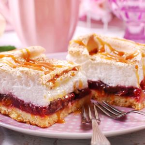 kruche ciasto ze śliwkami i budyniową pianką