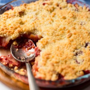 śliwki z malinami pod kruszonką