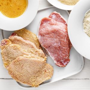 panierowanie schabowych na 4 ręce