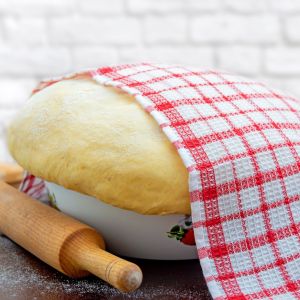 ciasto drożdżowe - trik z talerzykiem