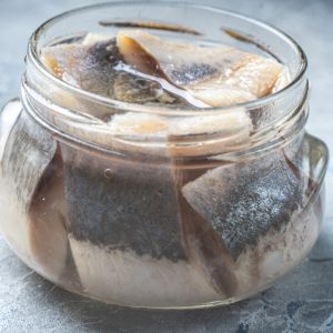 moczenie śledzi w gazowanej wodzie z cytryną