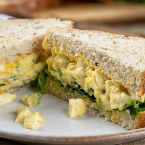 sałatka jajeczno-porowa w kanapce