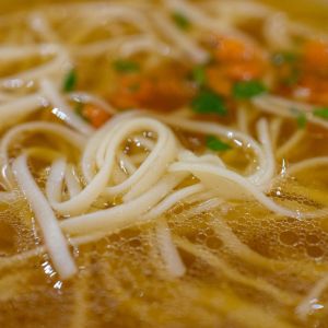 rosół ze skórkami parmezanu