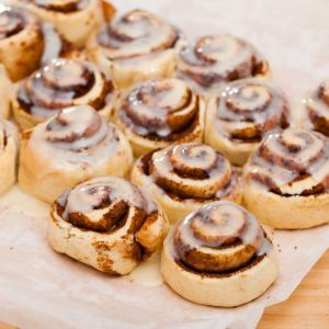 szybkie cynamonki z ciasta na maślance