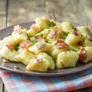 kluski ziemniaczane z serem żółtym