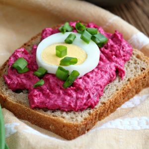 pasta do chleba z buraka i ricotty