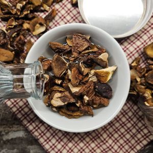 moczenie suszonych grzybów z liściem laurowym