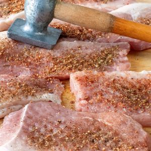 rozbijanie kotletów schabowych