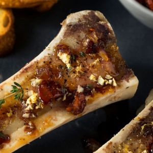 „Masło bogów” wszyscy jedli przed wojną i w PRL, dziś kolagenowy skarb wraca do łask. Tani, a pyszny