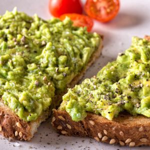 pasta z awokado i jajek na kanapki