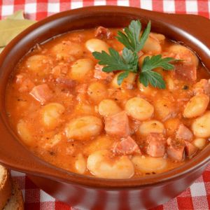 fasolka po bretońsku z chorizo