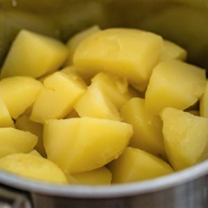 gotowanie ziemniaków z cebulą