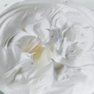 Piana z białek w słoiku