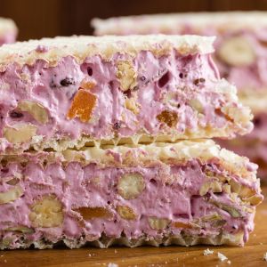 wafle z masą nugatową z białek