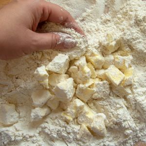 kruche ciasto metodą piaskową