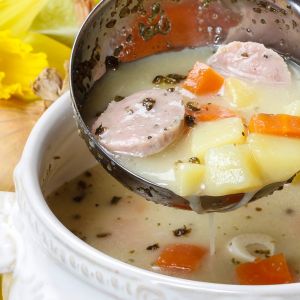 parzenie białej kiełbasy do żurku