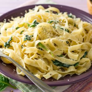 15-minutowy obiad z makaronem (świeże tagliatelle ze szpinakiem)