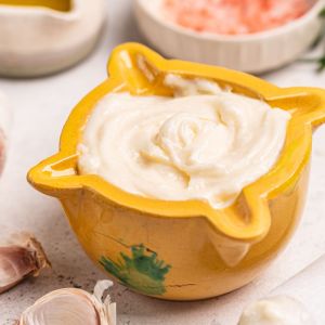 sos czosnkowy z mlekiem w proszku