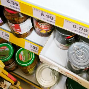 ananas w puszce półka sklepowa