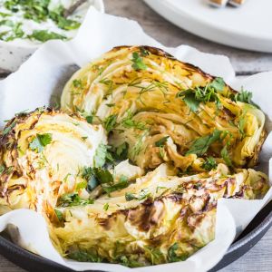 pieczona kapusta z sosem koperkowym