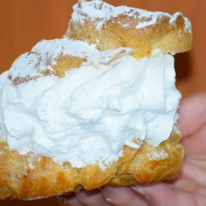 bita śmietana z syropem cukrowym