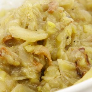 Młoda kapusta z płatkami