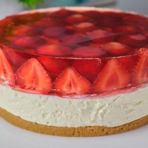 sernik na zimno z truskawkami