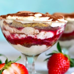 tiramisu truskawkowe z malinami i czekoladą
