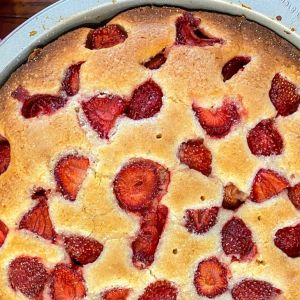 mleczne ciasto z truskawkami bez jajek
