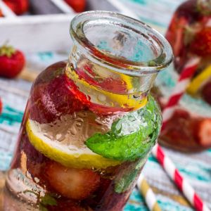 mrożona herbata cold brew z truskawkami i bazylią