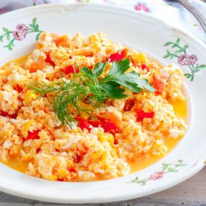 włoska jajecznica z parmezanem i suszonymi pomidorami