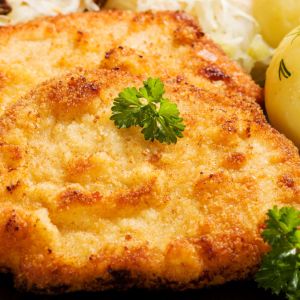 Kotlet schabowy z panierką cebulową