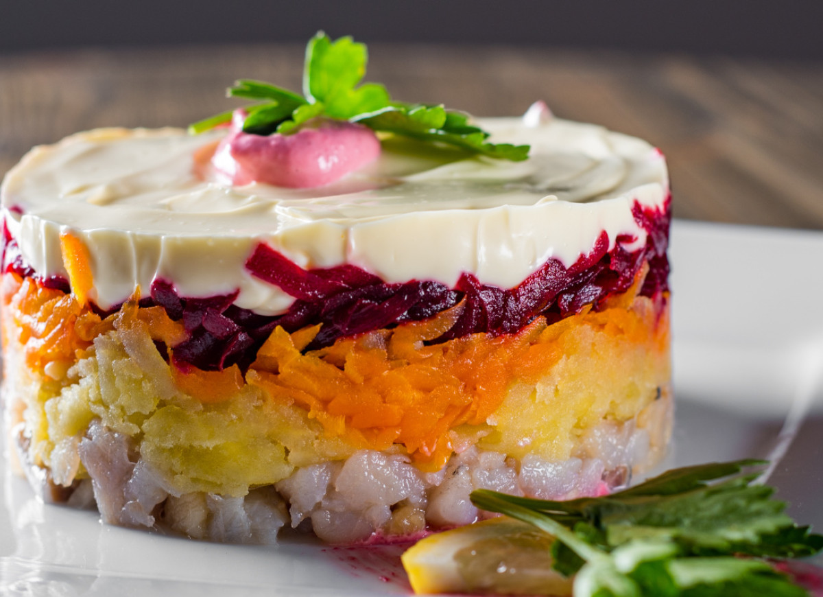 warstwowa sałatka śledziowa