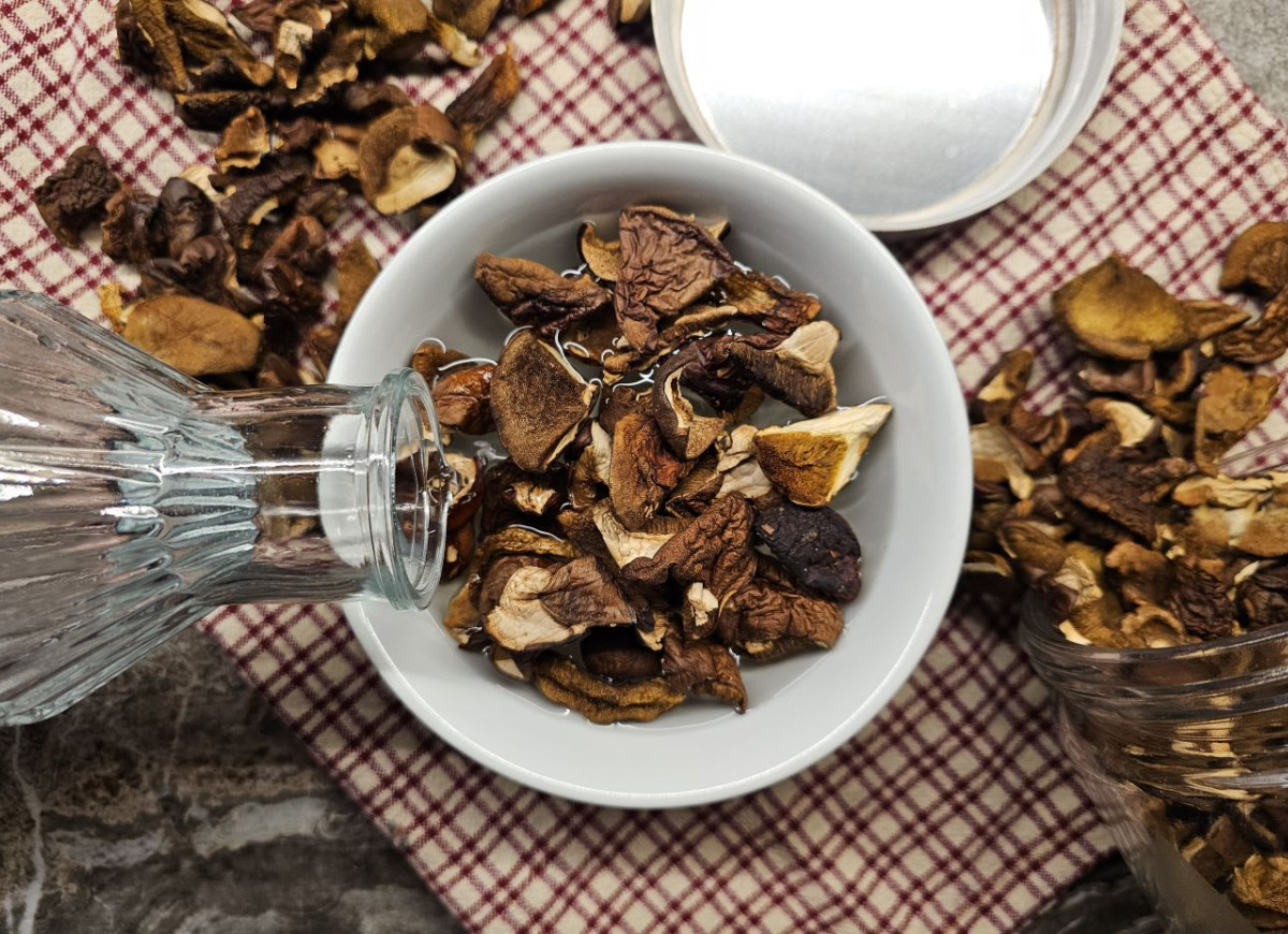 moczenie suszonych grzybów z liściem laurowym