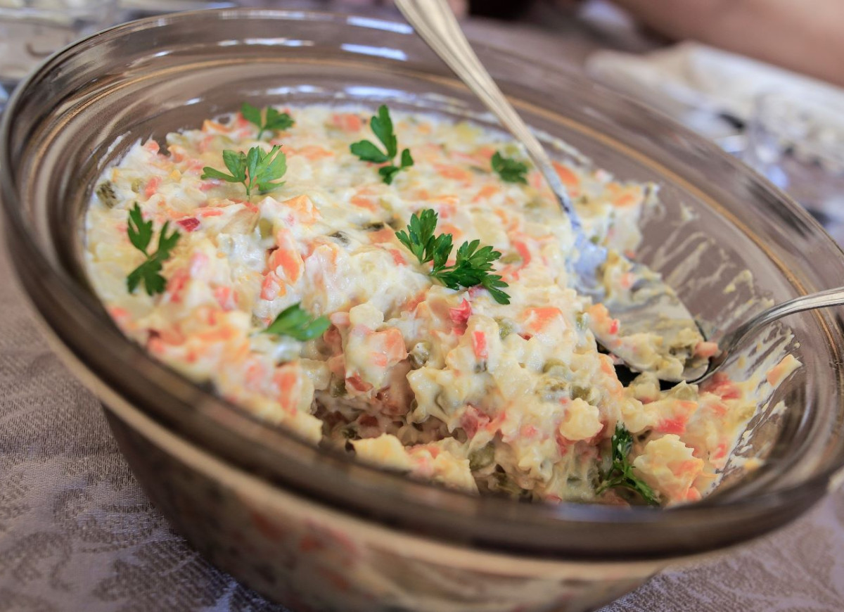 sałatka jarzynowa z obranym ogórkiem