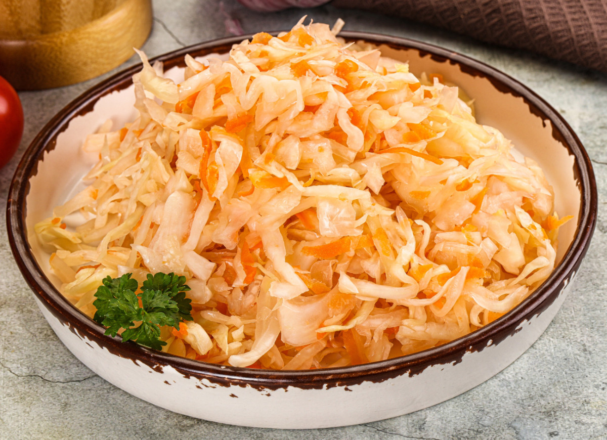 Surówka z kiszonej kapusty