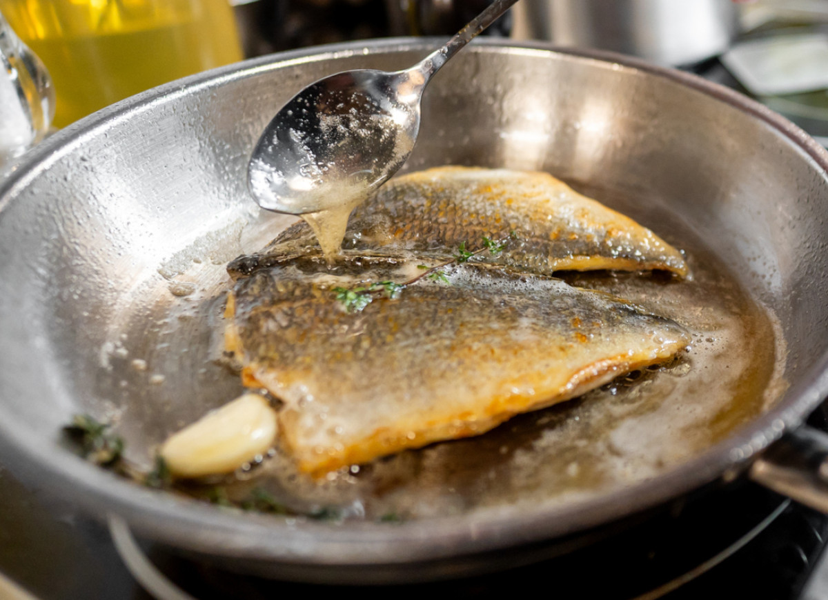 trik z kroplą i lustrem na smażenie ryb