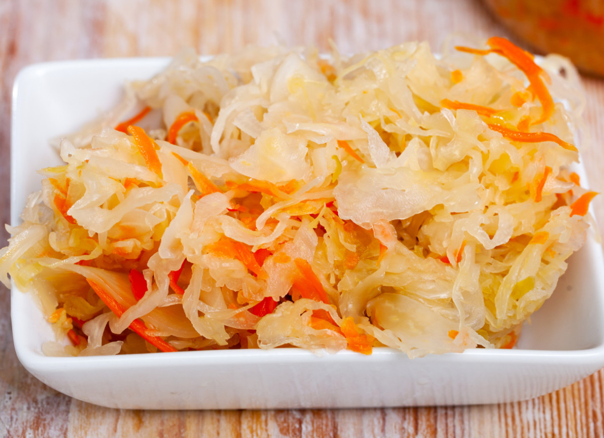 surówka z kapusty kiszonej z syropem klonowym