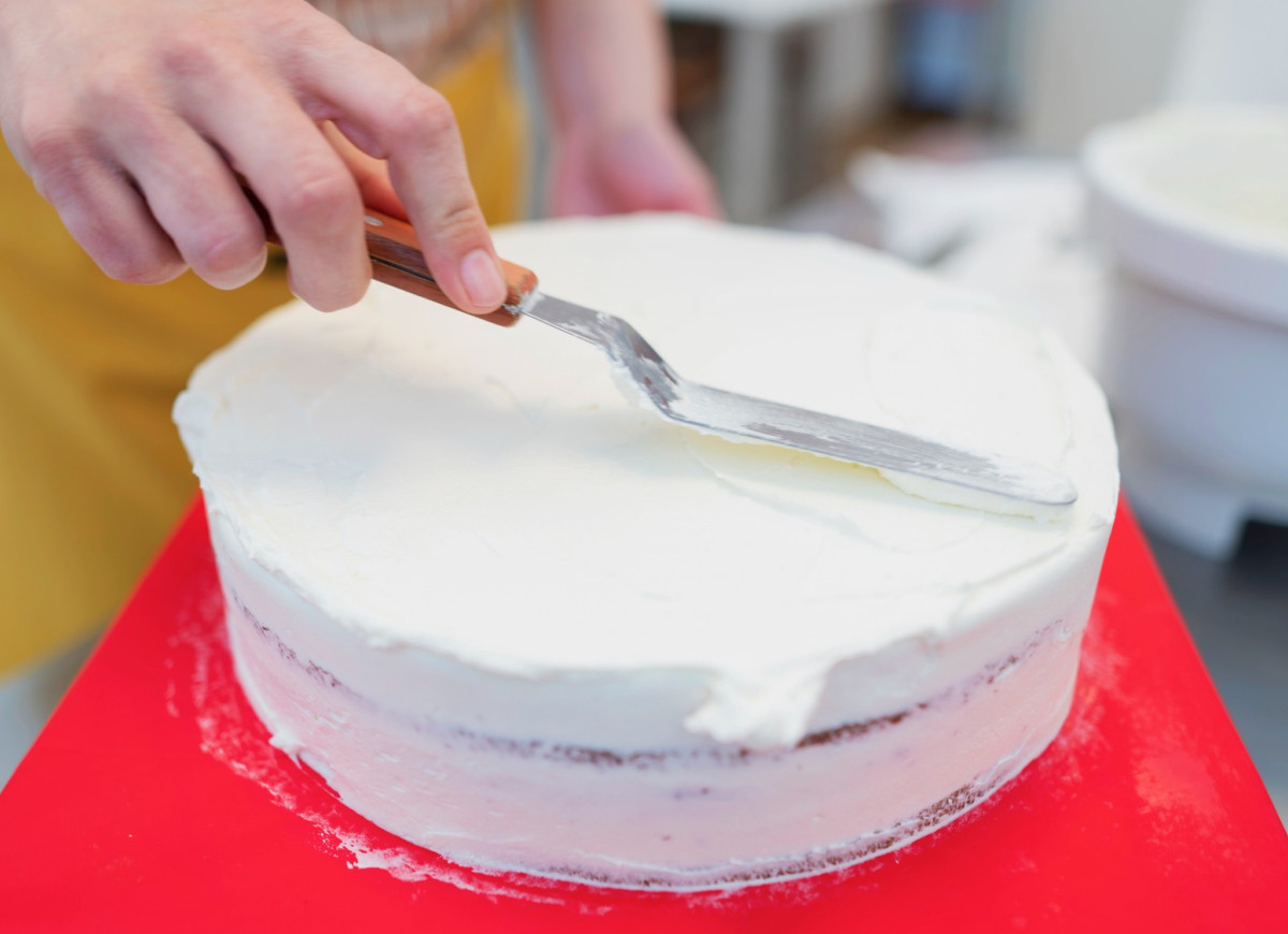 przekładanie ciasta kremem