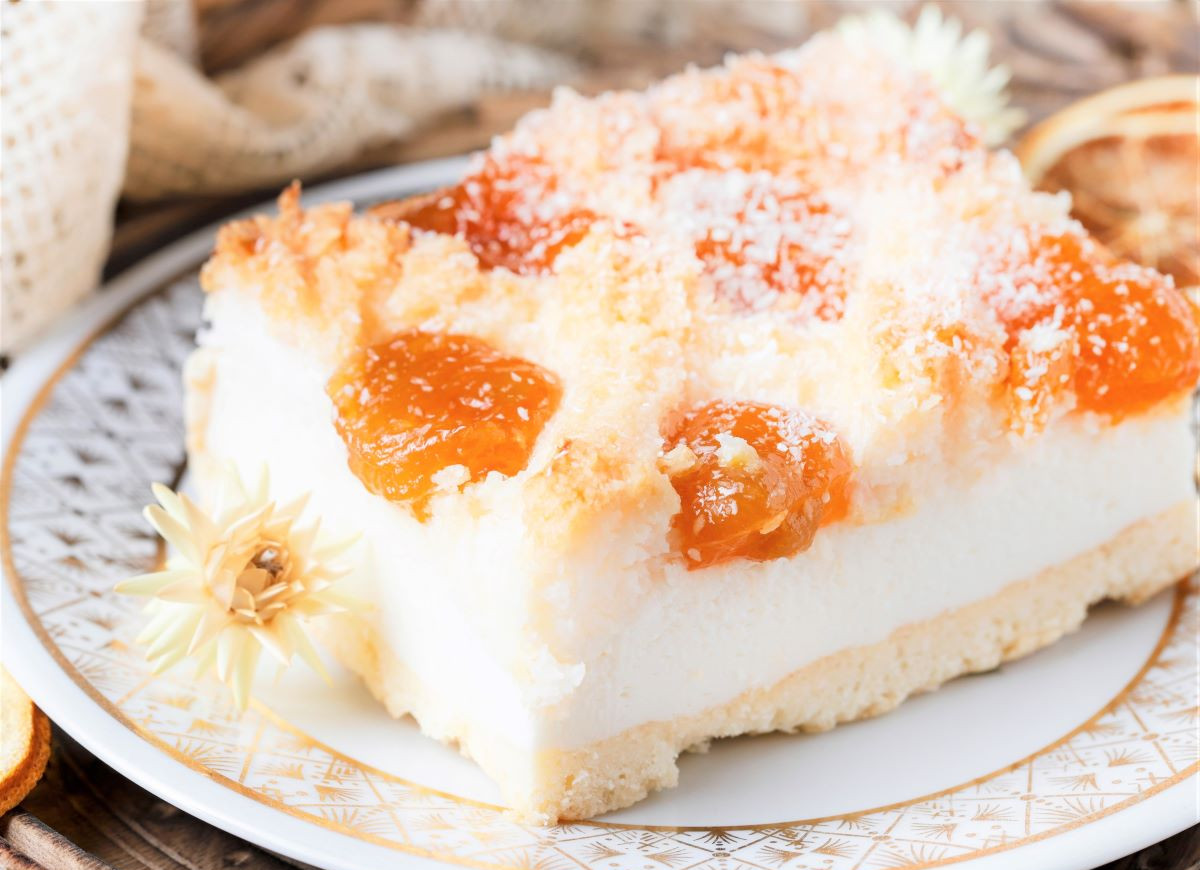 sernik z konfiturą i wiórkami