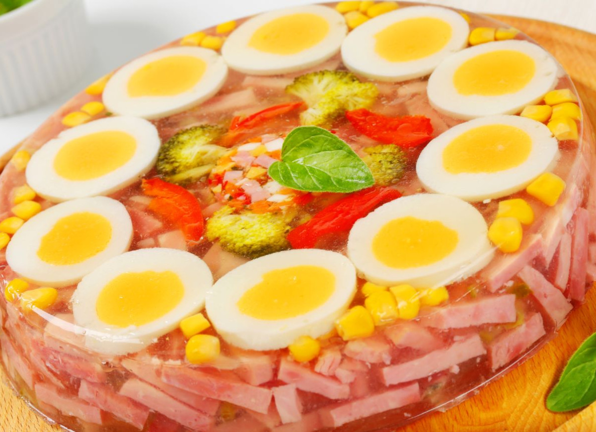 wielkanocna galareta z szynką i jajkiem