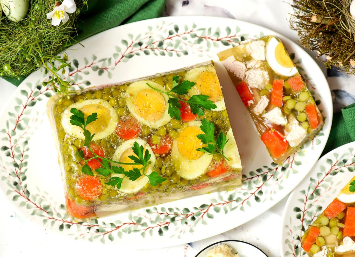 wielkanocna galareta drobiowa z jajkiem