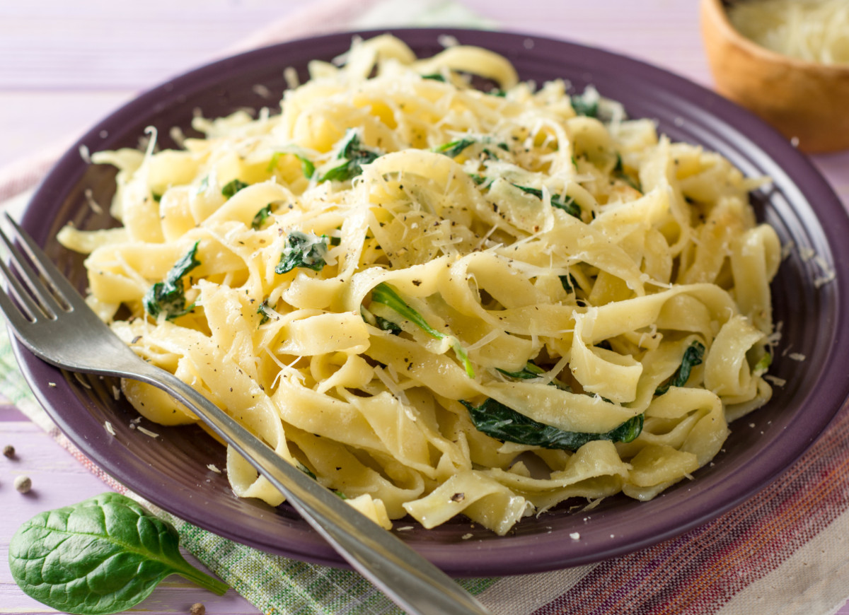 15-minutowy obiad z makaronem (świeże tagliatelle ze szpinakiem)