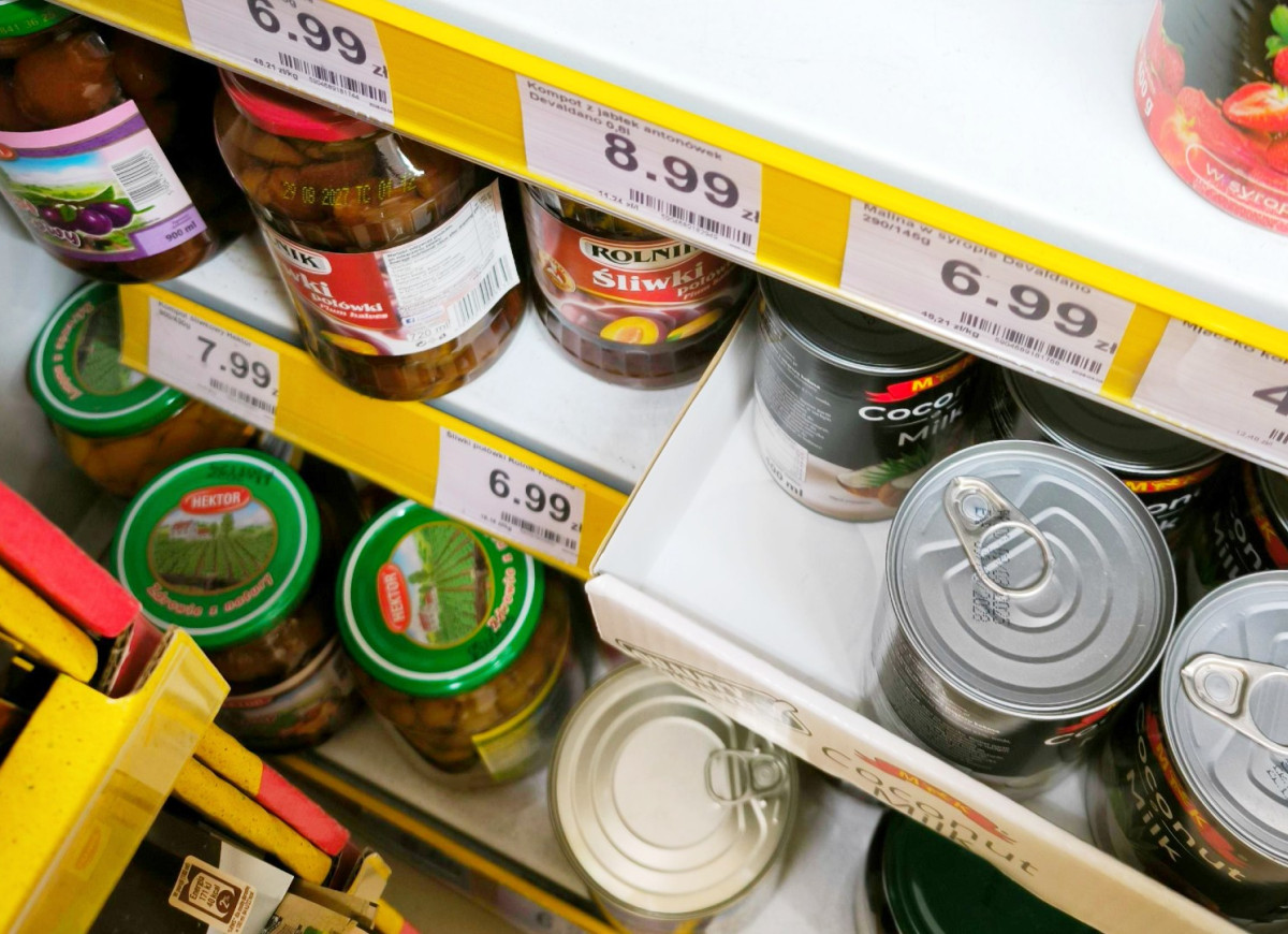 ananas w puszce półka sklepowa