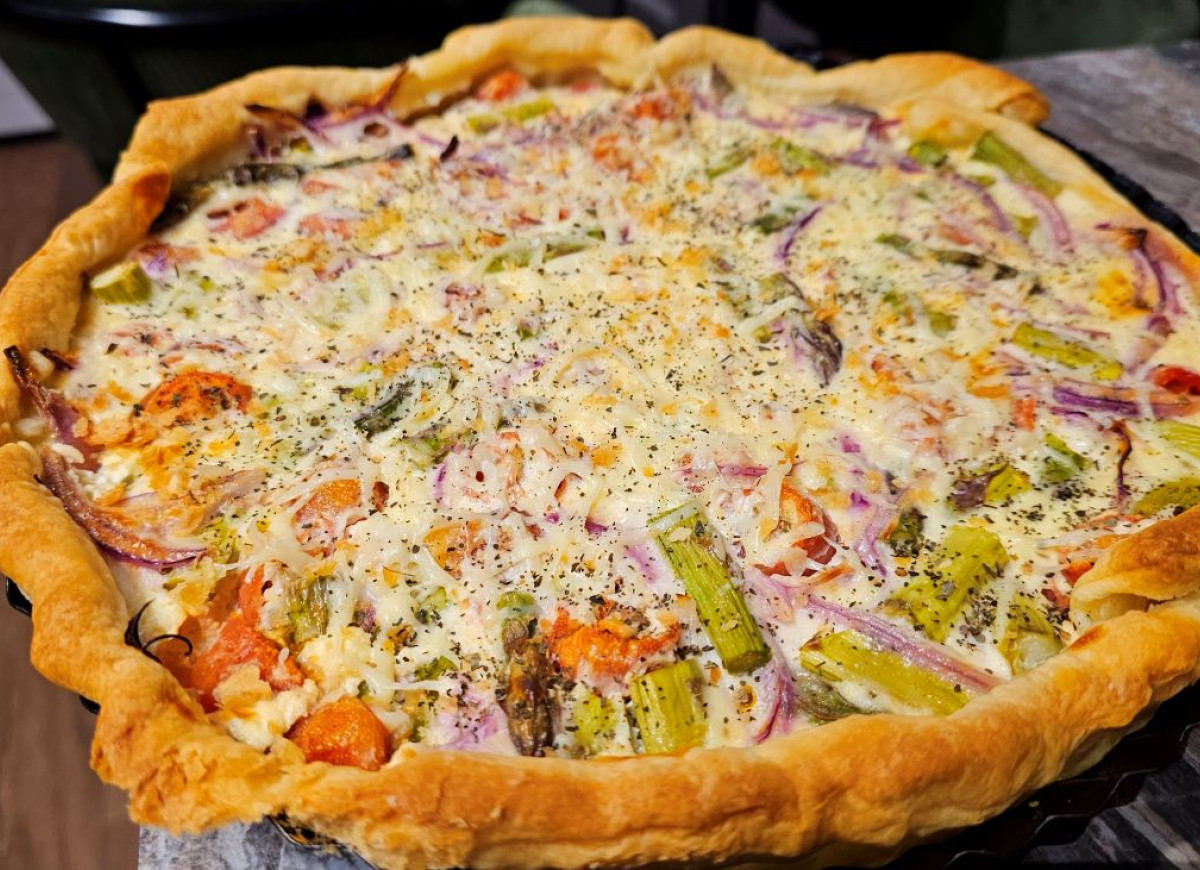 tarta ze szparagami i pomidorkami